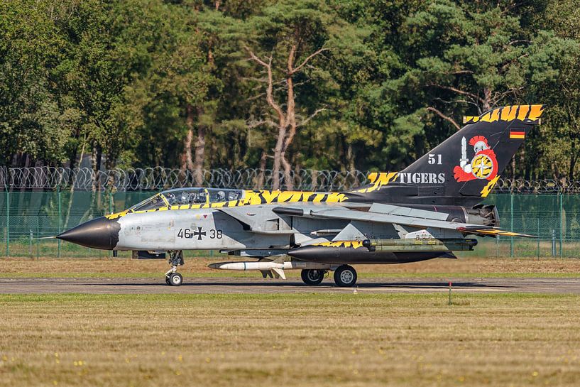 Panavia Tornado (46+38) allemand en livrée tigre. par Jaap van den Berg