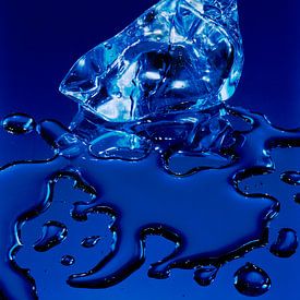 Smeltend ijsblok in blauwe omgeving, van Marcus Wubbe