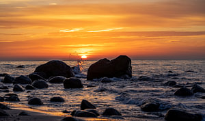 Küstenlandschaft auf Rügen am Strand bei Sonnenuntergang am Kap Arkona