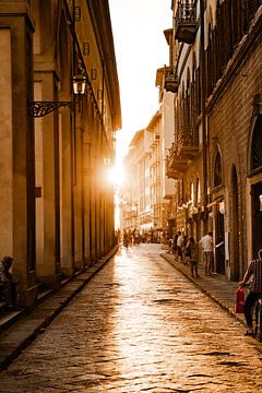 Coucher de soleil dans les rues sur Laura Visser - traveling art