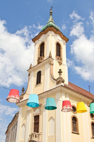 Kirche mit bunten Lichtern in Szentendre Ungarn von Erika van Elst