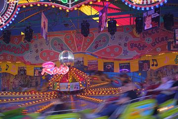 Colourful hustle and bustle on the fairground by Thomas Riess