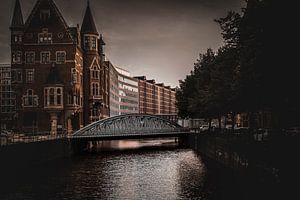 Pont en acier dans la Speicherstadt à Hambourg