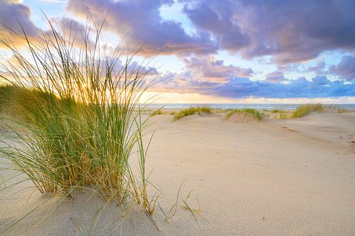 Texel strand zonsondergang met zandduinen op de voorgrond