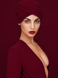 Bordeauxrote, elegante Frau von PixelPrestige