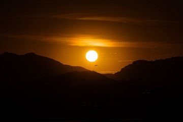 Een prachtige zonsondergang in Panama stad. van Marlo Brochard