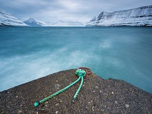 Jetée de bateaux dans le fjord près de Funningur