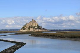 De Mont Saint-Michel bij hoog water in de zomer van Angelique Nijssen