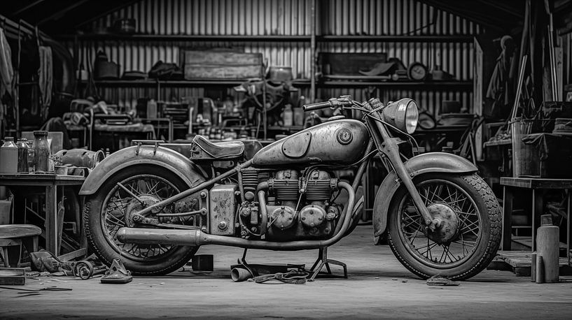 Ein Schwarz-Weiß-Foto eines alten Vintage-Motorrads im Hangar von Animaflora PicsStock