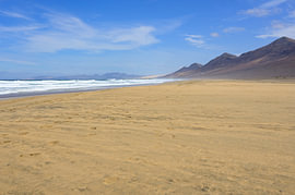 Het strand van Cofete op het eiland Fuerteventura, met uitzicht op de Atlantische Oceaan van Tomherkules