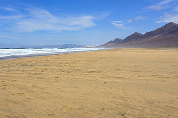 Het strand van Cofete op het eiland Fuerteventura, met uitzicht op de Atlantische Oceaan