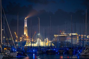 Lichtstrahl des Leuchtturms "Lanterna" im Hafen von Genua, Italien bei Nacht von Robert Ruidl