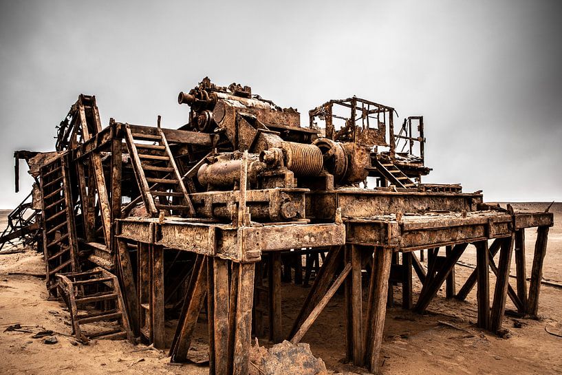 An abandoned oil rig. by Gunter Nuyts