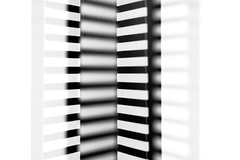 Grafische Streifen in Schwarz und Weiß mit Tropfen von Lisette Rijkers