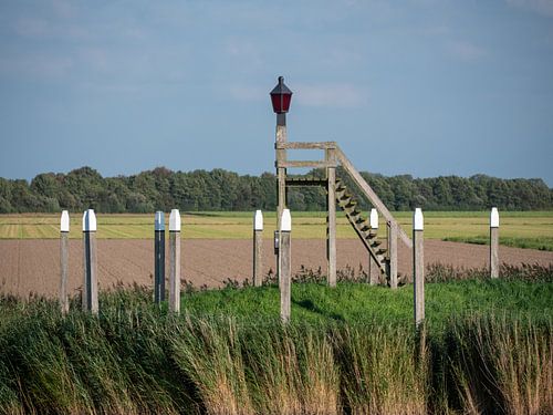 Rode lantaarn bij drooggevallen haven van Schokland in de flevopolder