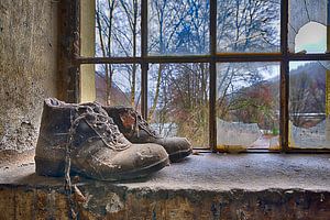Schoenen in het raamkozijn van Anton Osinga