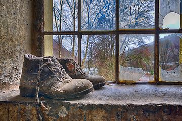 Schuhe im Fensterrahmen