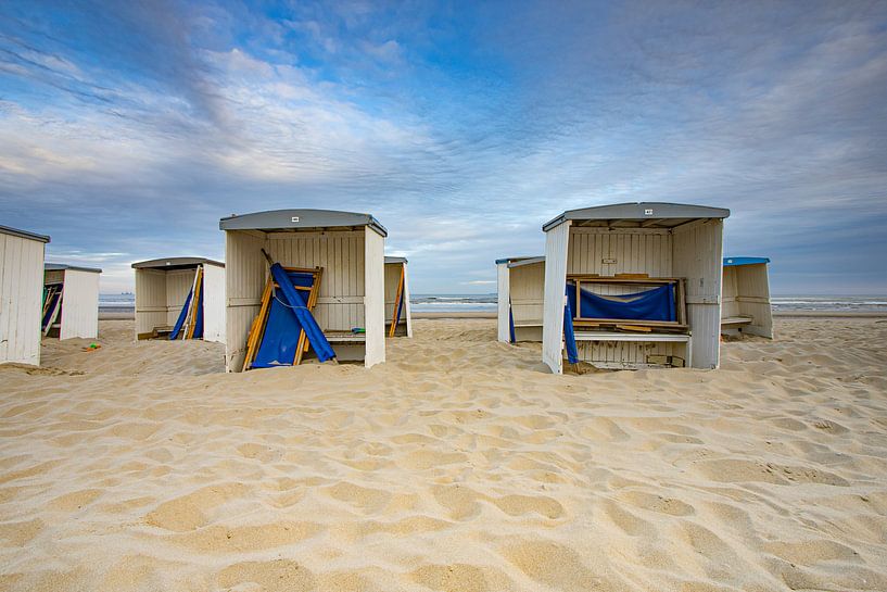 chalets de plage sur la plage de katwijk au bord de la mer par Gerard De Mooij