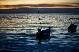 Soirée tranquille au bord de la mer avec les bateaux de pêche sur Franklin Driessen