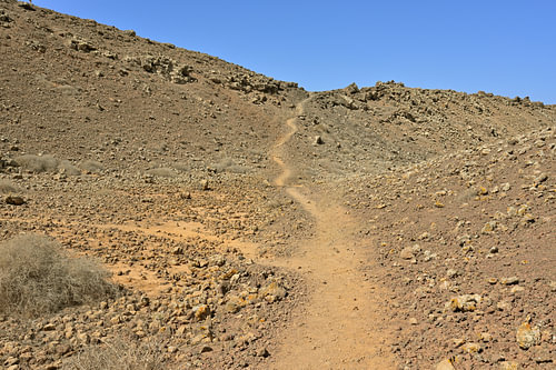 Weg durch die karge Vulkanlandschaft von Fuerteventura