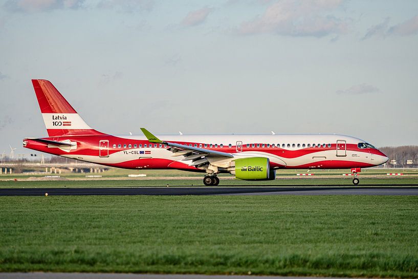 Air Baltic Airbus A220-300 landet auf der Polderbaan. von Jaap van den Berg