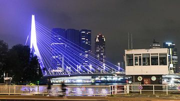 Erasmusbrug, Rotterdam, Nederland van themovingcloudsphotography