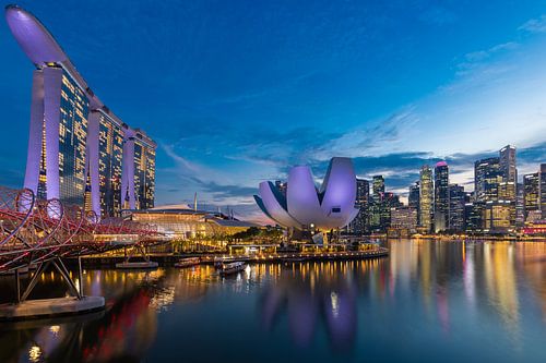 Coucher de soleil coloré à Marina Bay à Singapour avec vue sur l'hôtel, le musée emblématique et le sur Kim Willems