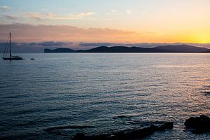 Sonnenuntergang auf der Rada de Alghero mit dem Segelboot