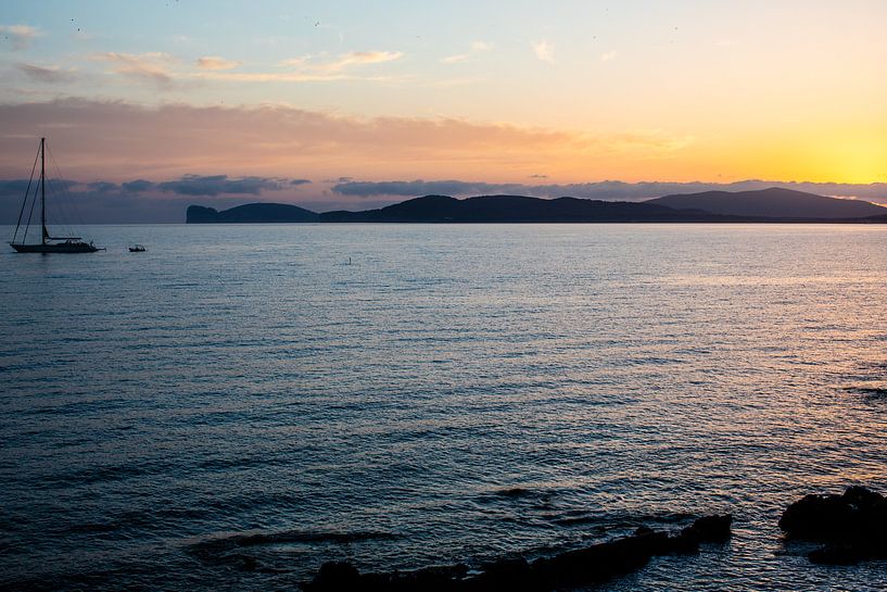 zonsondergang op de rada de Alghero met zeilboot van Eric van Nieuwland