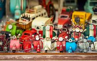 Handgefertigte Spielzeugscooter im Schaufenster von Jenco van Zalk Miniaturansicht