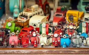 Handgefertigte Spielzeugscooter im Schaufenster