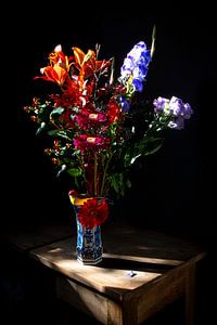 Stilleben mit Blumen und Vogel in Delfter Vase