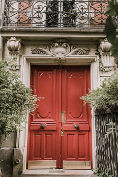Red front door | Paris by Roanna Fotografie