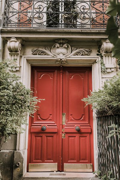Red front door | Paris by Roanna Fotografie