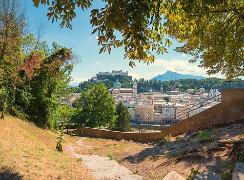uitzicht vanaf de Kapuzinerberg op de vesting Hohensalzburg en de historische