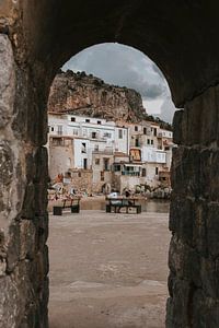 Uitzicht op de oude gebouwen van Cefalu, Sicilië, Italië van Manon Visser