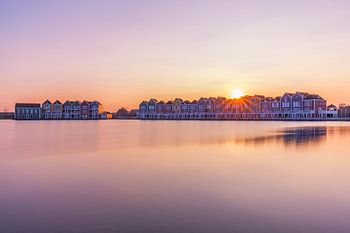 Die Sonne, die über den Häusern von Houten untergeht