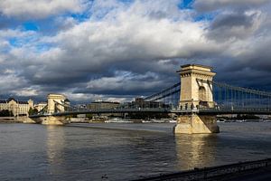 Die Kettenbrücke über der Donau in Budapest