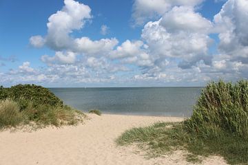 Einsamer Strand mit Blick in Richtung Wattenmeer auf Sylt
