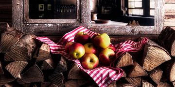 Äpfel auf einer Holzbiege von Jürgen Wiesler