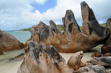 Spectaculaire tandvormige rots (Laraie Beach, Curieuse, Seychellen) van images4nature by Eckart Mayer Photography