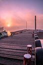 Een mistige zonsopkomst aan het water met prachtige kleuren in de lucht van Rick van de Kraats thumbnail