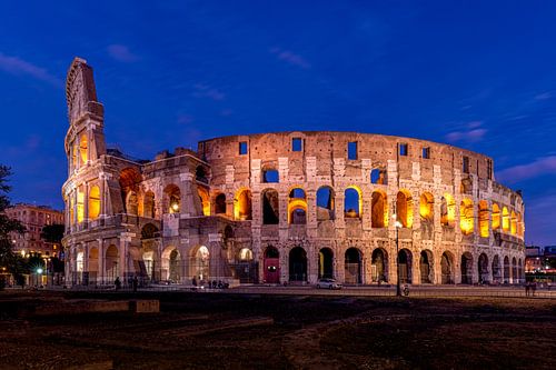 Colosseum in Rome tijdens blue hour van Michael Bollen
