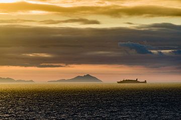 Ferry silhouette bij zonsondergang van Peter Cornelissen