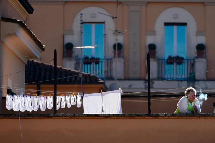 Straße Clothelines Unterwäsche Sonne Frau Zigarette Rom Italien von Martijn Jebbink Photography