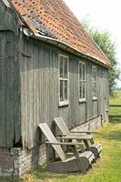 Oude schuur met stoelen