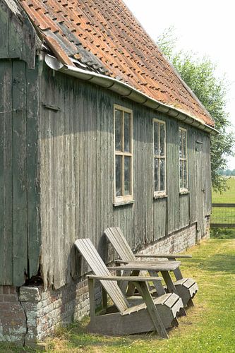 Oude schuur met stoelen