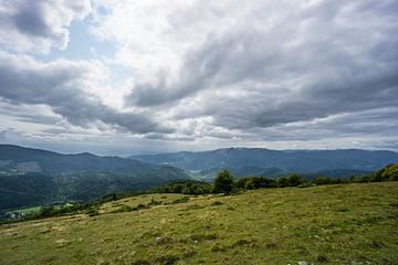 Frankrijk - Adembenemend uitzicht over berglandschap van de Vogezen vanaf de top van de berg Grand Ballon van adventure-photos