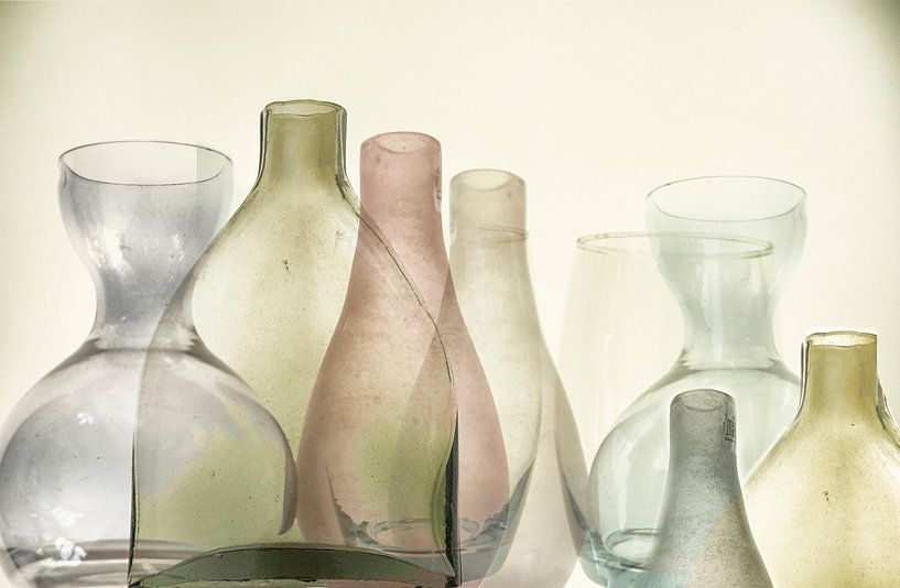 Stilleben aus mehreren transparenten Glasvasen in schönen, warmen Farbtönen von Birgitte Bergman