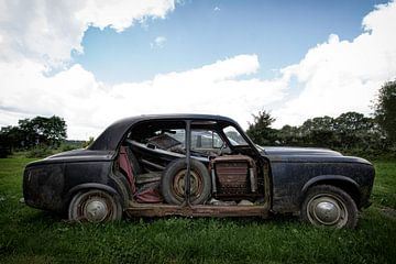 Oude verlaten auto